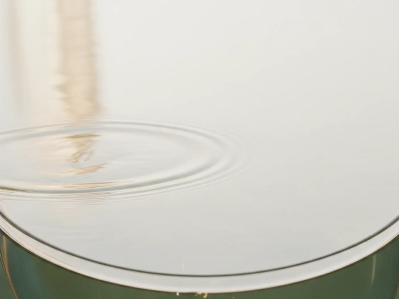 Ruhige Wasseroberfläche mit feinen Kreisen, die sich ausbreiten